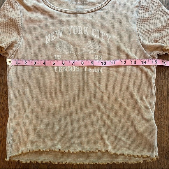 American Eagle Waffle Crop NYC New York City Tan Stretch Baby Tee Size M - Picture 9 of 12